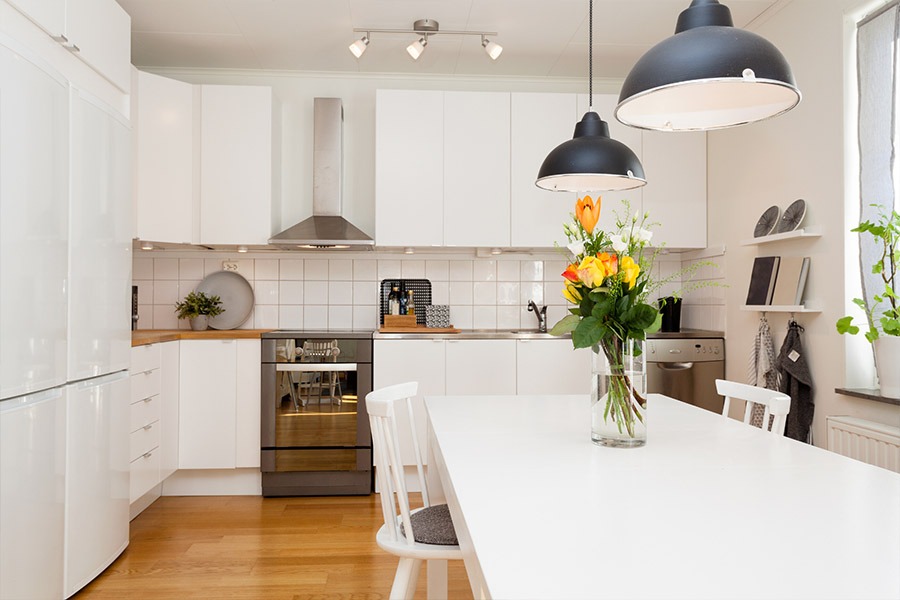 Kitchen with White Cupboards and Benchtop | Featured Image for DIT Kitchens Brisbane